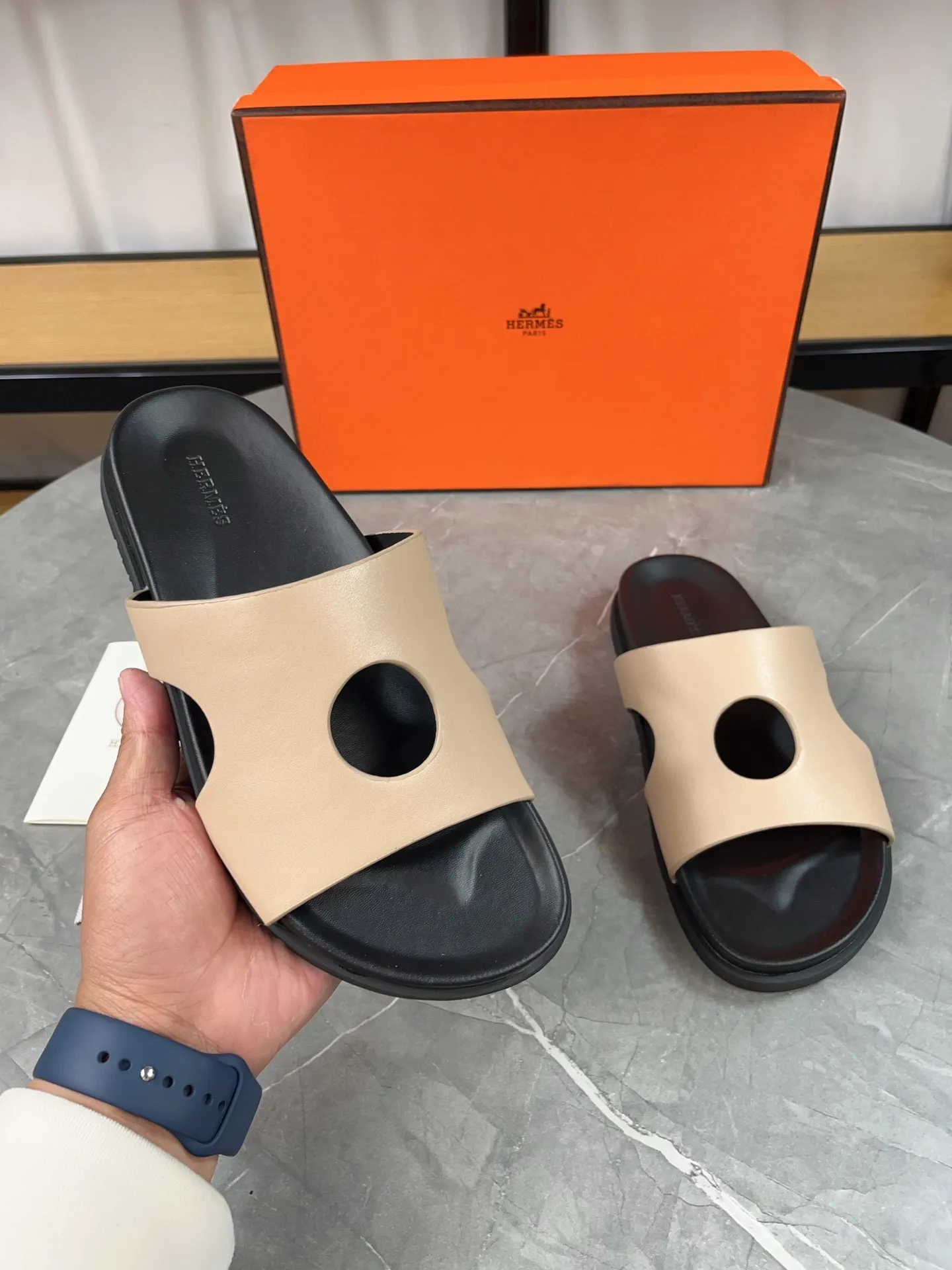 p400🐮🐮H family classic (couple style) Hermes Hermes spring and summer sandals series! Classic style, always popular slippers - sandals, great with any combination! ! ! Upper: imported PU inner lining: imported mixed sheepskin Outsole: Tpu non-slip and wear-resistant outsole Female size: 35-40 (customized at 41) Male size: 39-45 (customized at 39.45)
